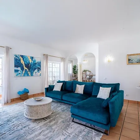 ílios - Porto De Mós, Villa